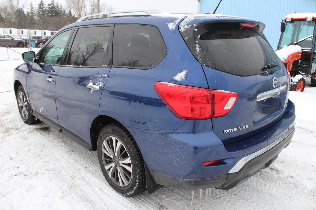 2017 Nissan Pathfinder  Photo2