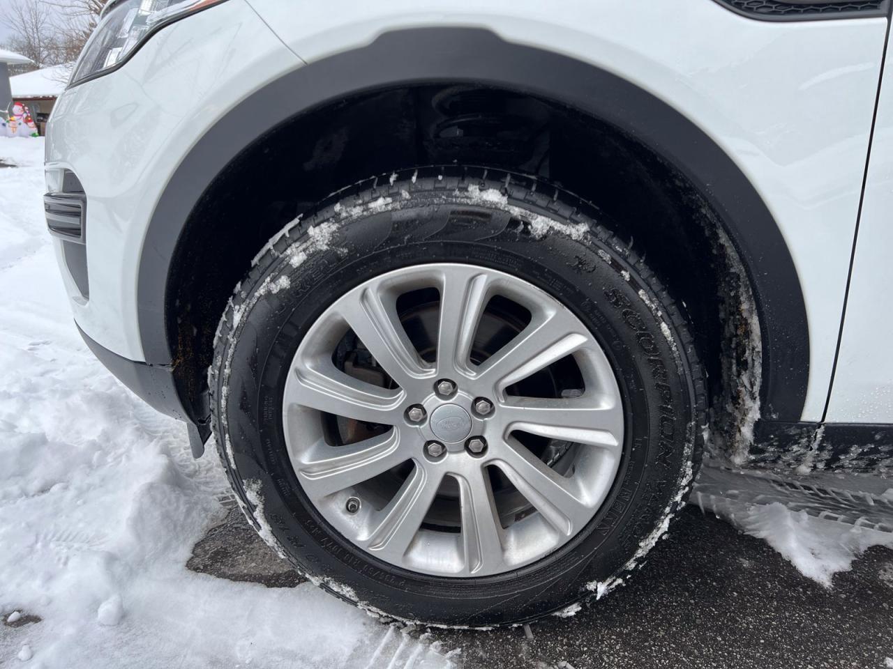 2018 Land Rover Discovery Sport SE - Photo #8
