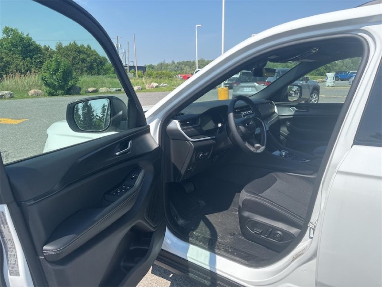 2025 Jeep Grand Cherokee Laredo  - Sunroof Photo