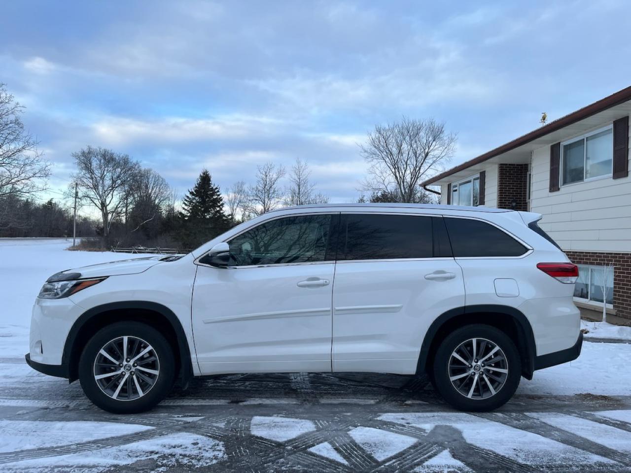 2017 Toyota Highlander  - Photo #3