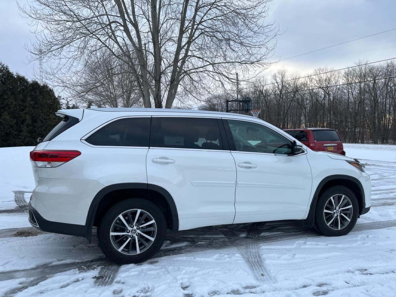 2017 Toyota Highlander  - Photo #4