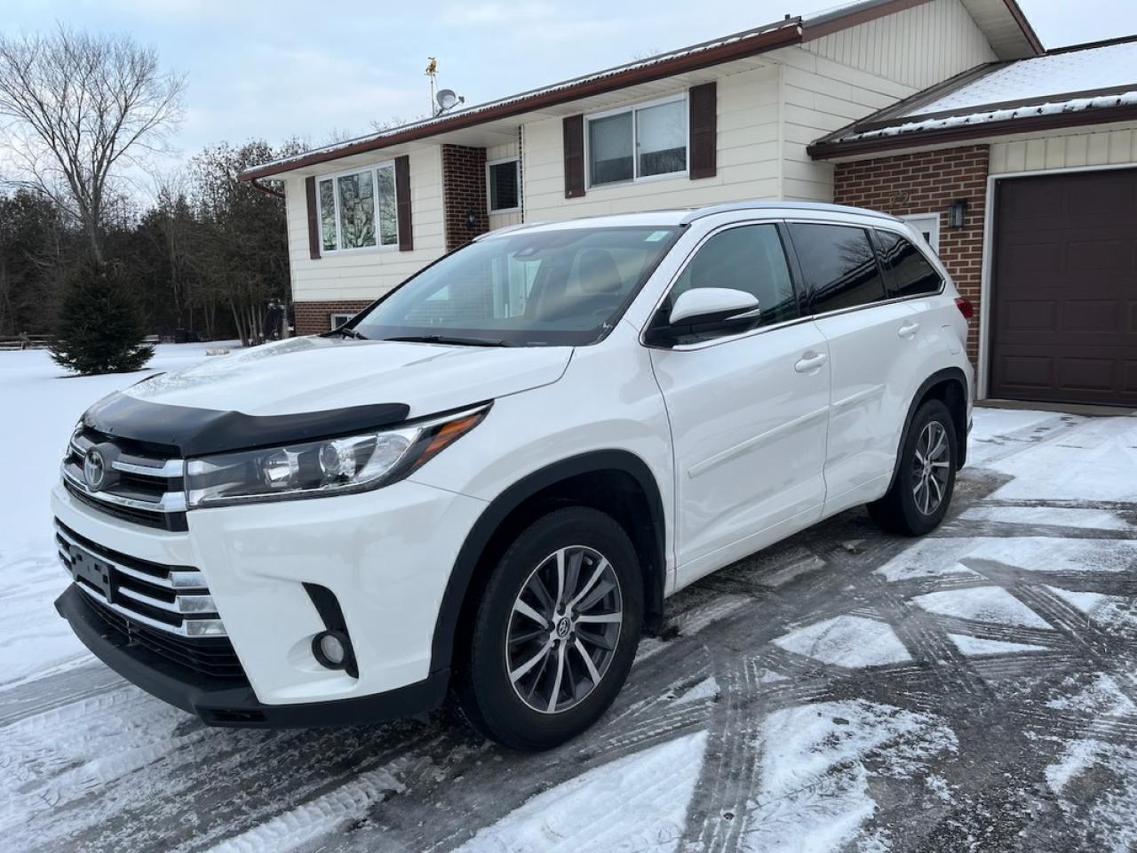 2017 Toyota Highlander  - Photo #2