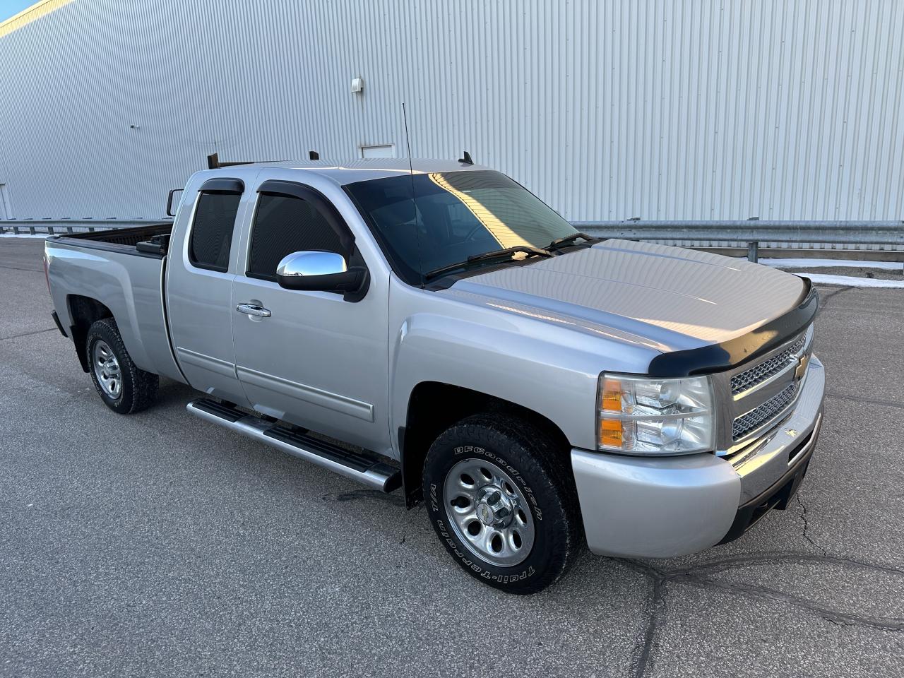 Used 2011 Chevrolet Silverado 1500 LT Super Cab 4WD ( Trade-In Special ) for sale in Mississauga, ON