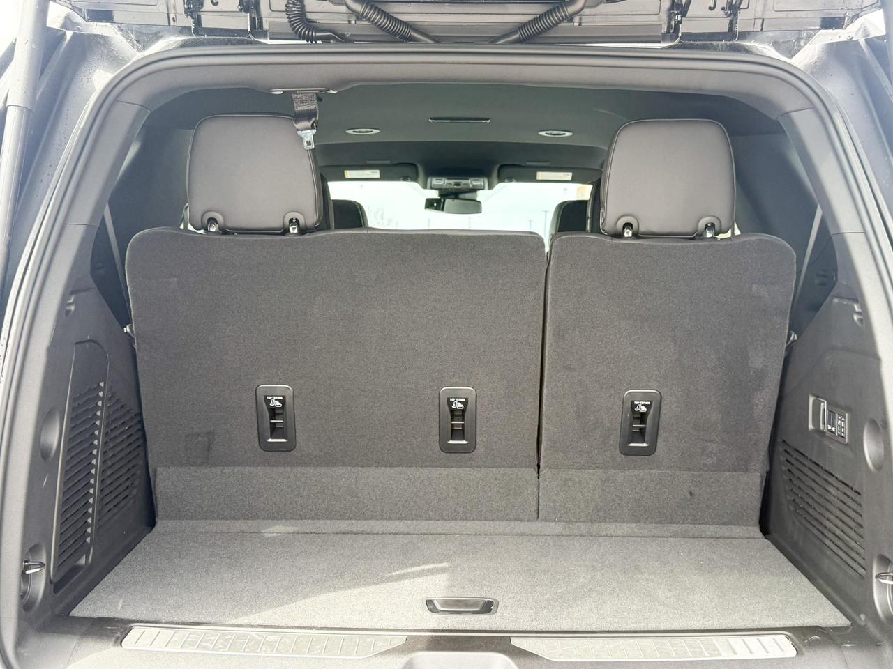 2025 Chevrolet Tahoe Premier 5.3L V8 WITH REMOTE START/ENTRY, HEATED SEATS, HEATED STEERING WHEEL, VENTILATED SEATS, POWER LIFTGATE, BOSE SPEAKER SYSTEM, ADAPTIVE CRUISE CONTROL Photo