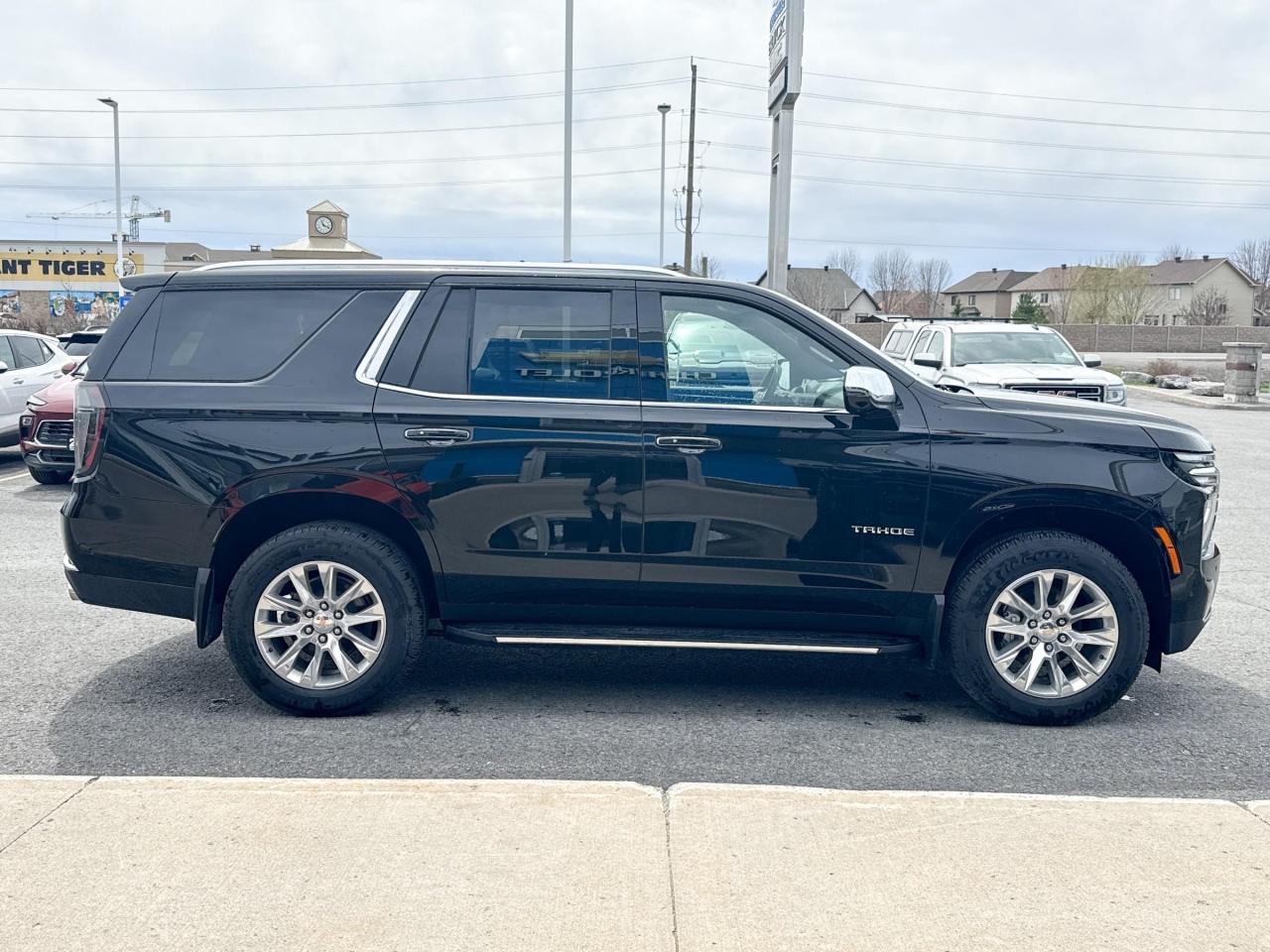2025 Chevrolet Tahoe Premier 5.3L V8 WITH REMOTE START/ENTRY, HEATED SEATS, HEATED STEERING WHEEL, VENTILATED SEATS, POWER LIFTGATE, BOSE SPEAKER SYSTEM, ADAPTIVE CRUISE CONTROL Photo