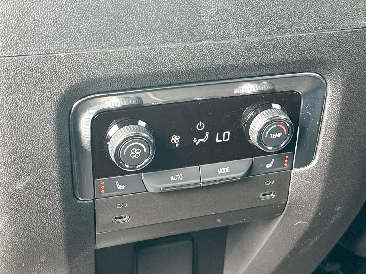 2025 Chevrolet Tahoe Premier 5.3L V8 WITH REMOTE START/ENTRY, HEATED SEATS, HEATED STEERING WHEEL, VENTILATED SEATS, POWER LIFTGATE, BOSE SPEAKER SYSTEM, ADAPTIVE CRUISE CONTROL Photo