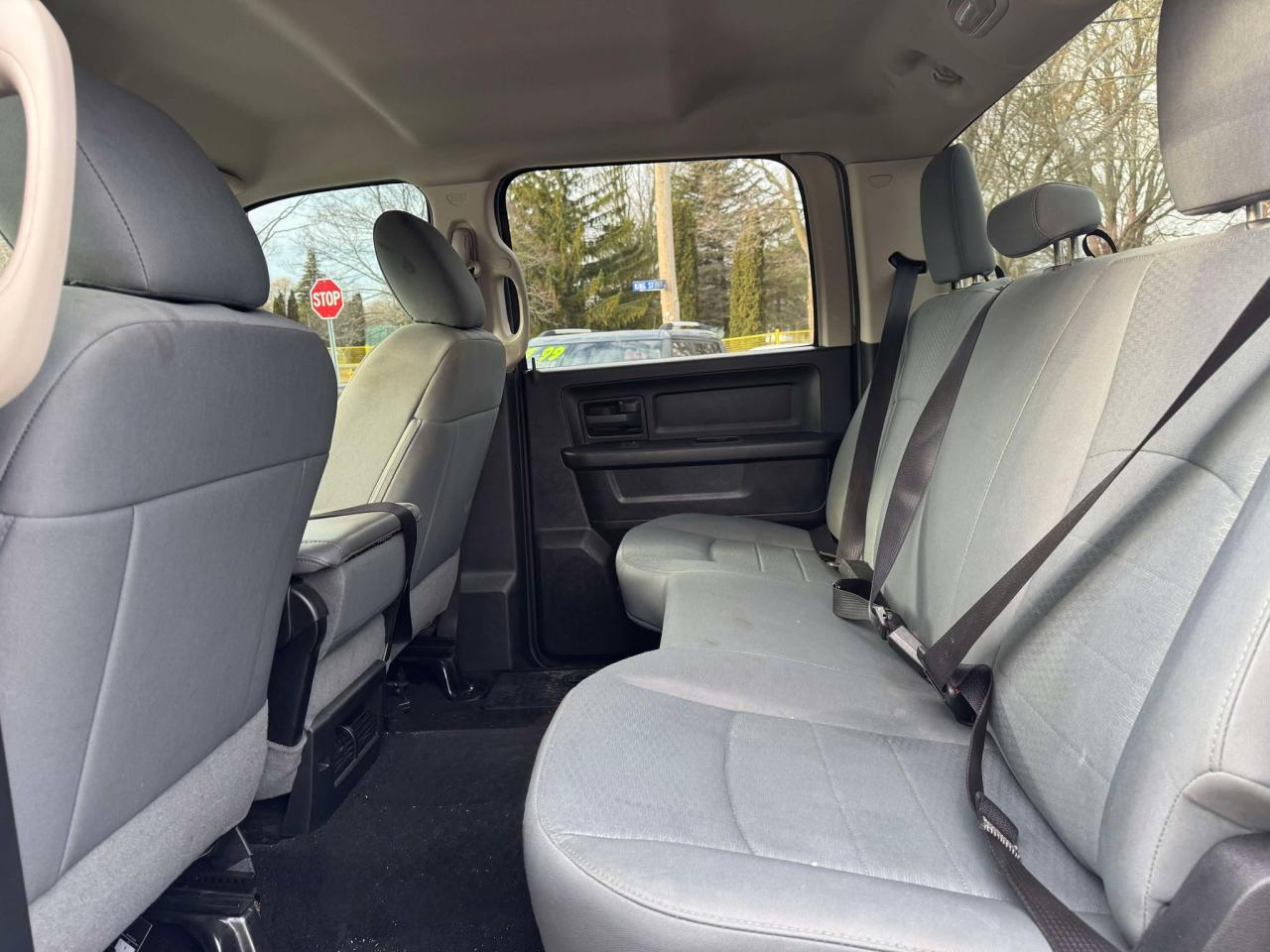 2014 RAM 1500 4WD Crew Cab 140.5" ST - Photo #17
