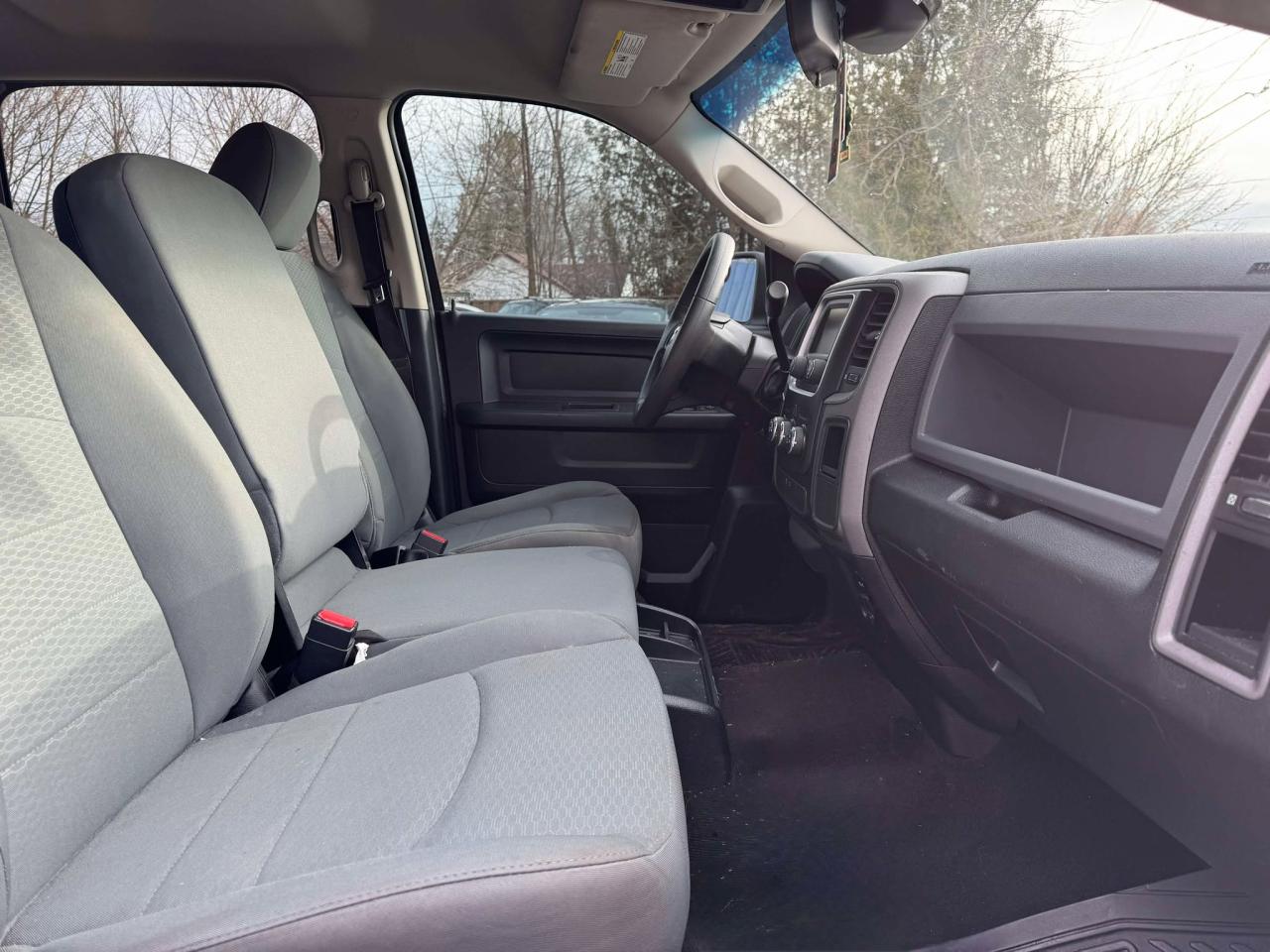 2014 RAM 1500 4WD Crew Cab 140.5" ST - Photo #10