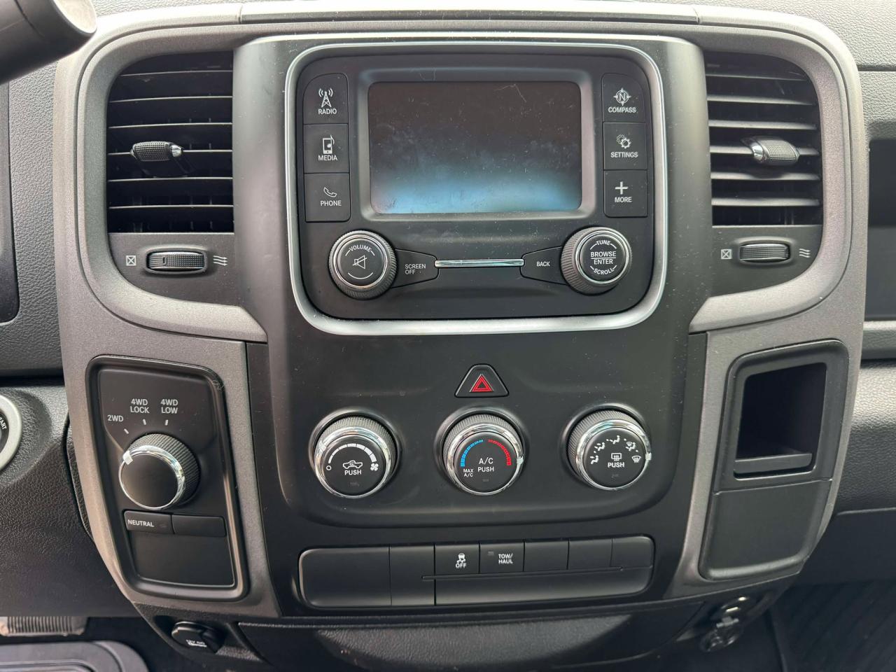 2014 RAM 1500 4WD Crew Cab 140.5" ST - Photo #19