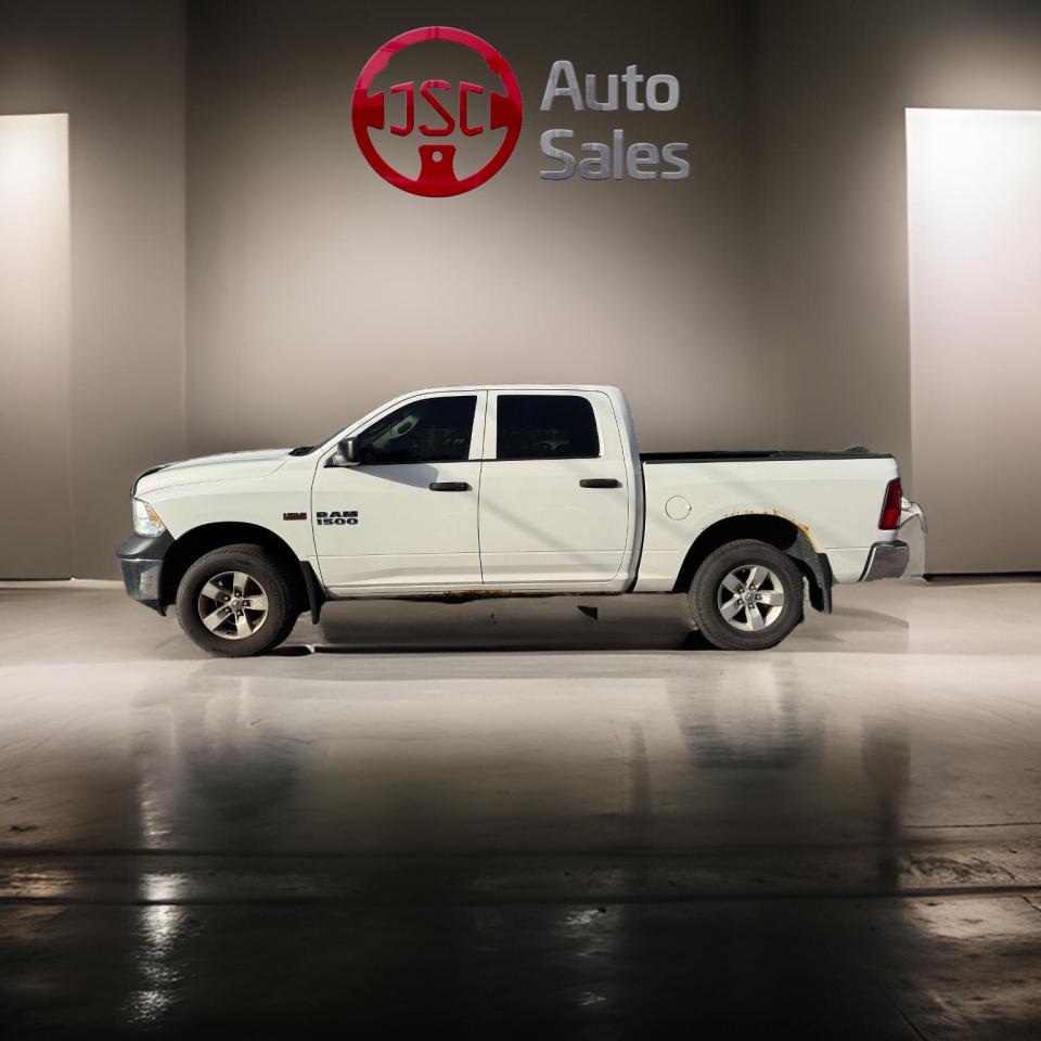 2014 RAM 1500 4WD Crew Cab 140.5" ST - Photo #4