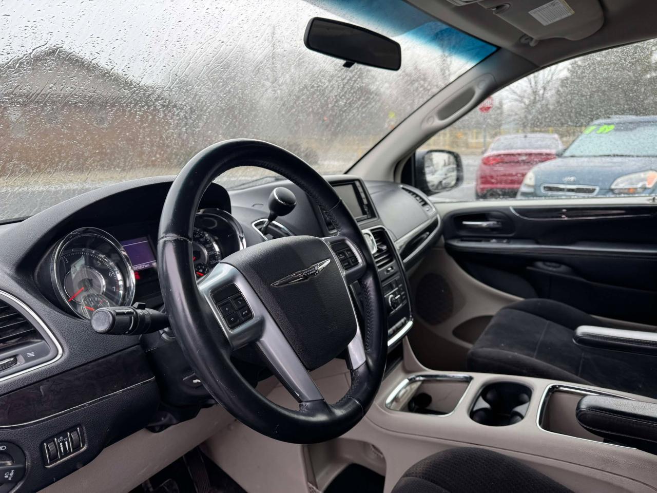 2014 Chrysler Town & Country Minivan - Photo #16