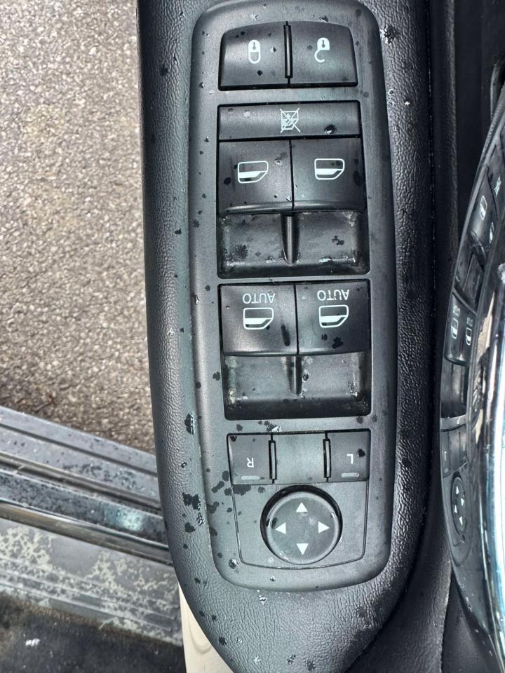 2014 Chrysler Town & Country Minivan - Photo #23