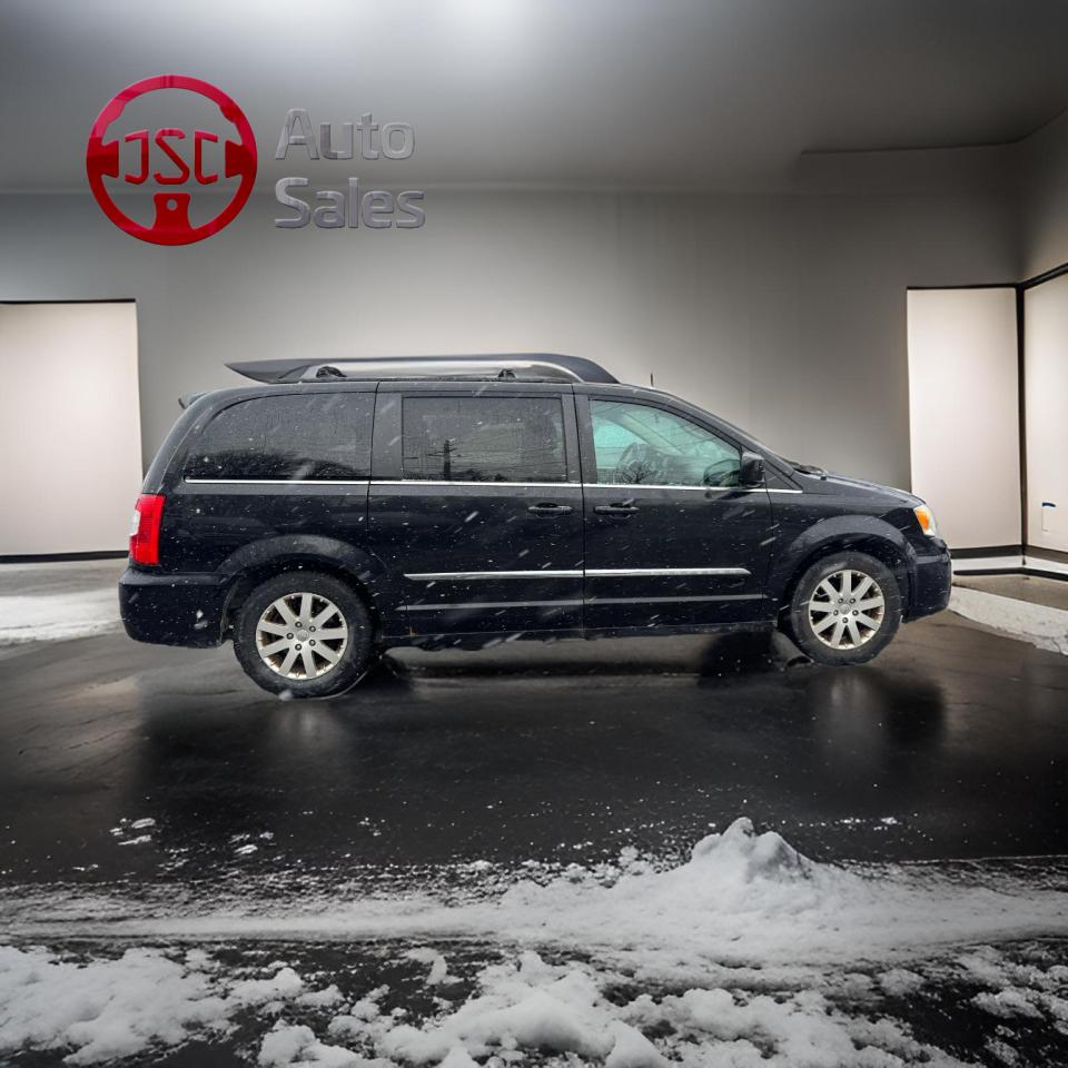 2014 Chrysler Town & Country Minivan - Photo #8