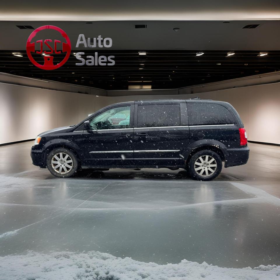 2014 Chrysler Town & Country Minivan - Photo #4