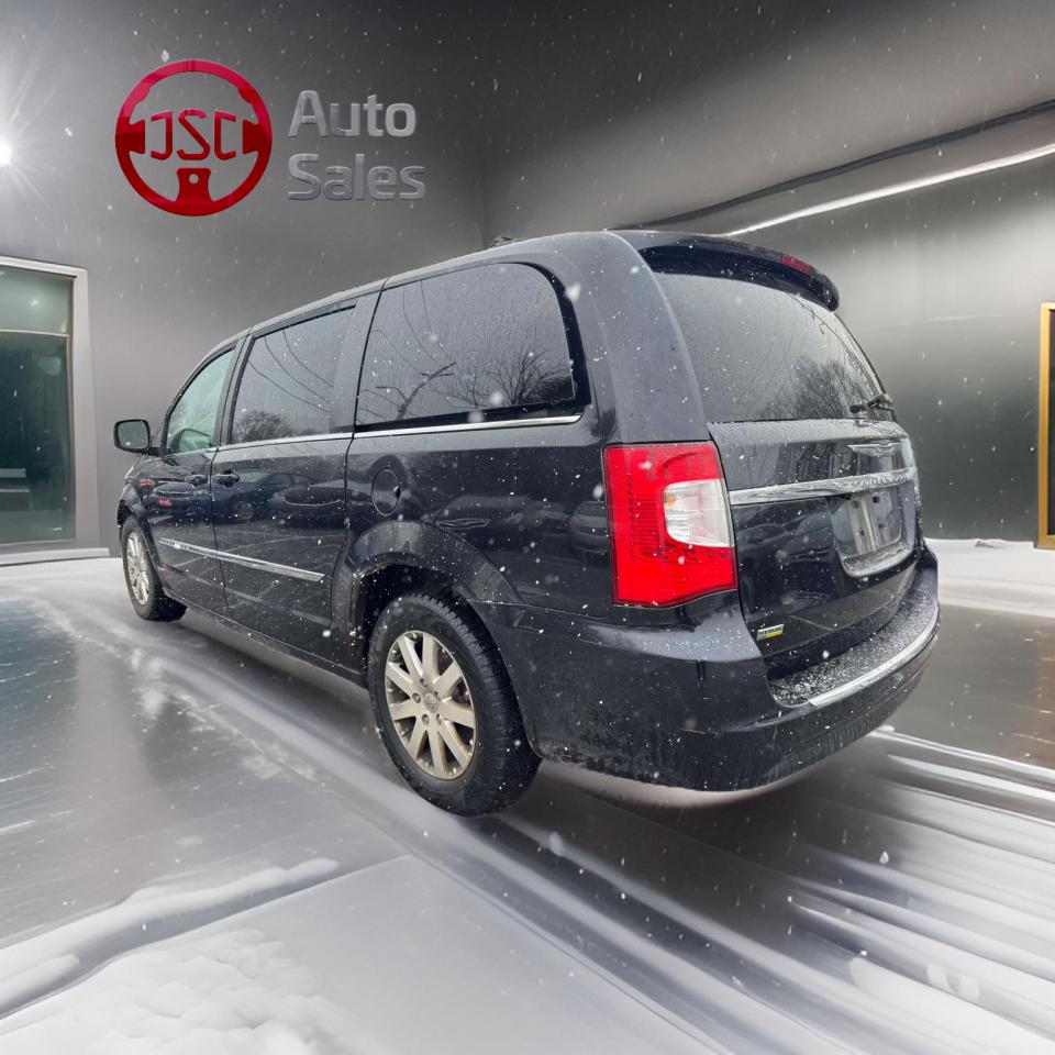 2014 Chrysler Town & Country Minivan - Photo #5