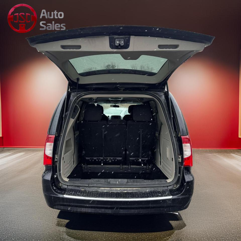 2014 Chrysler Town & Country Minivan - Photo #9
