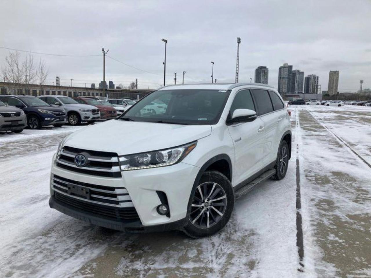 Used 2019 Toyota Highlander Hybrid XLE AWD | Leather | Sunroof | Nav | 3rd Row | Heated Steering | Bluetooth | Power Seat for sale in Guelph, ON