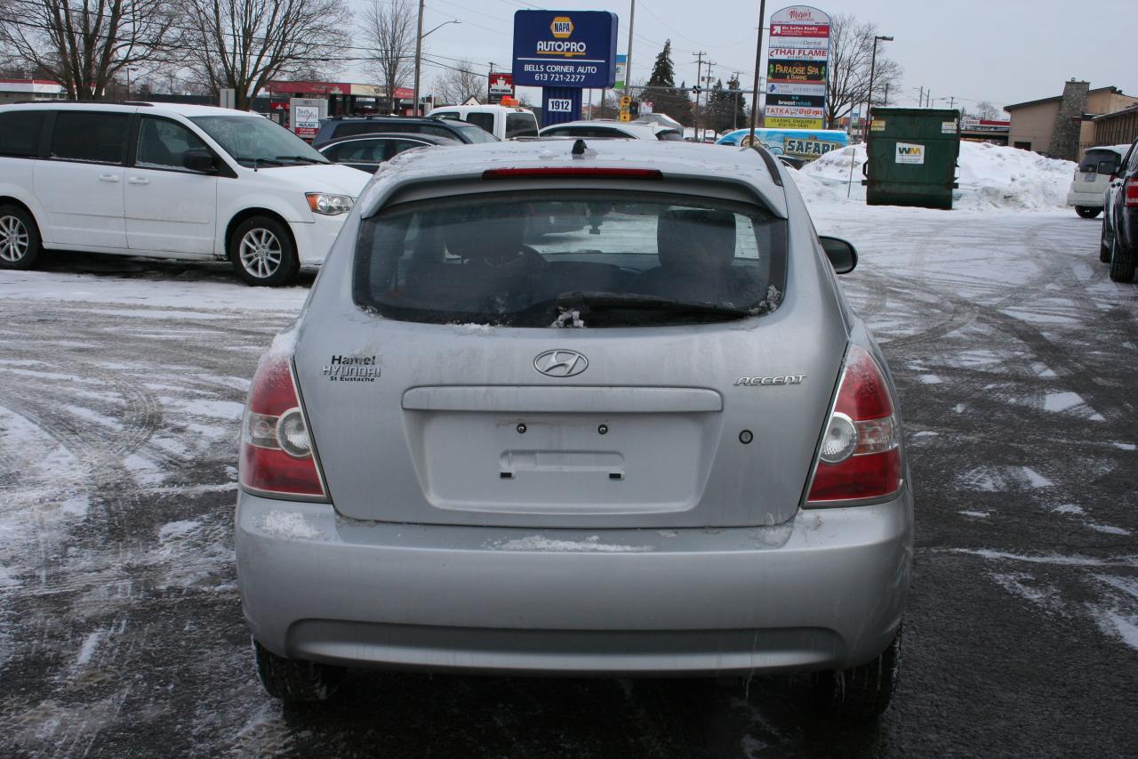 2010 Hyundai Accent  - Photo #4