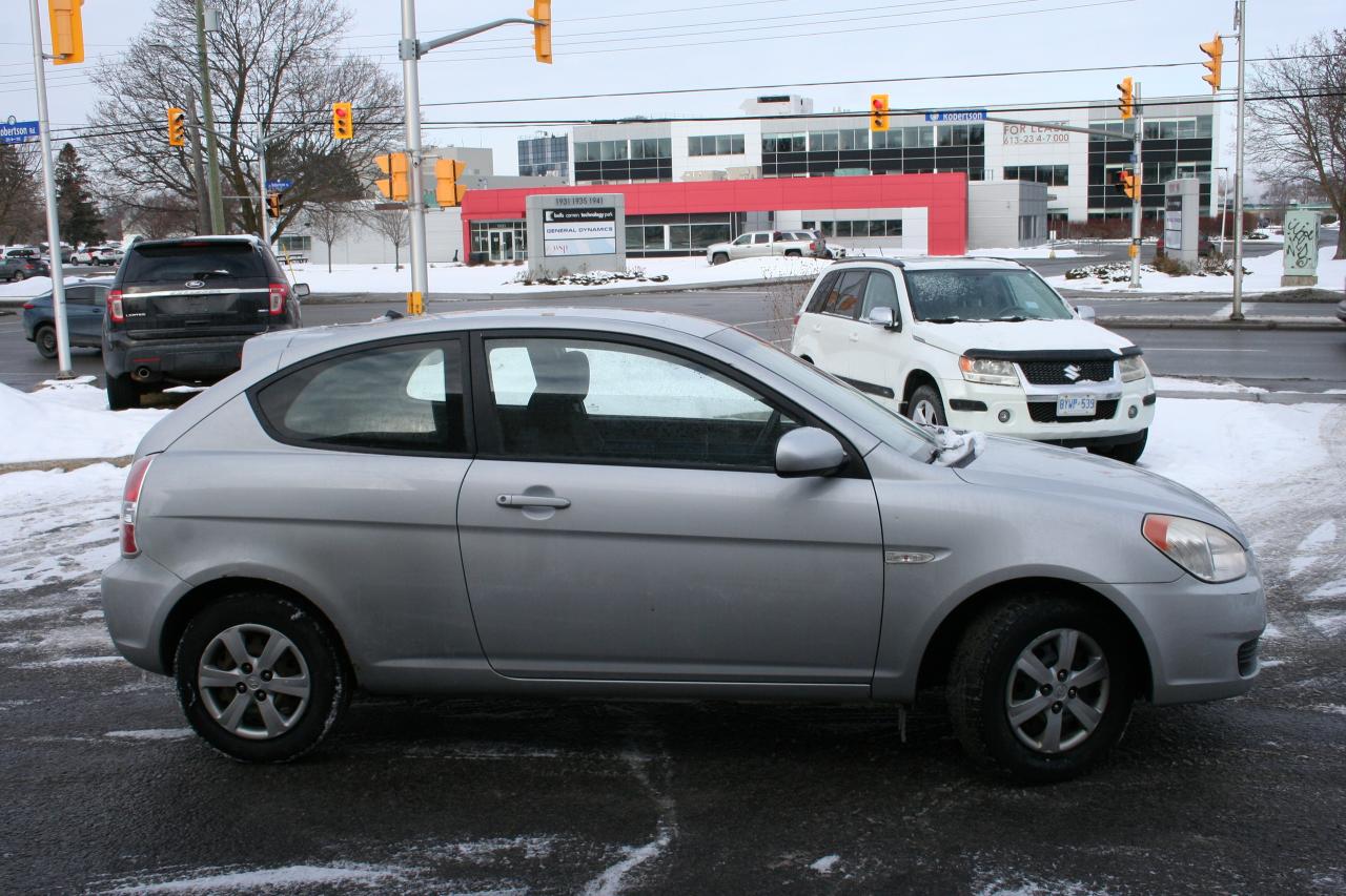 2010 Hyundai Accent  - Photo #2