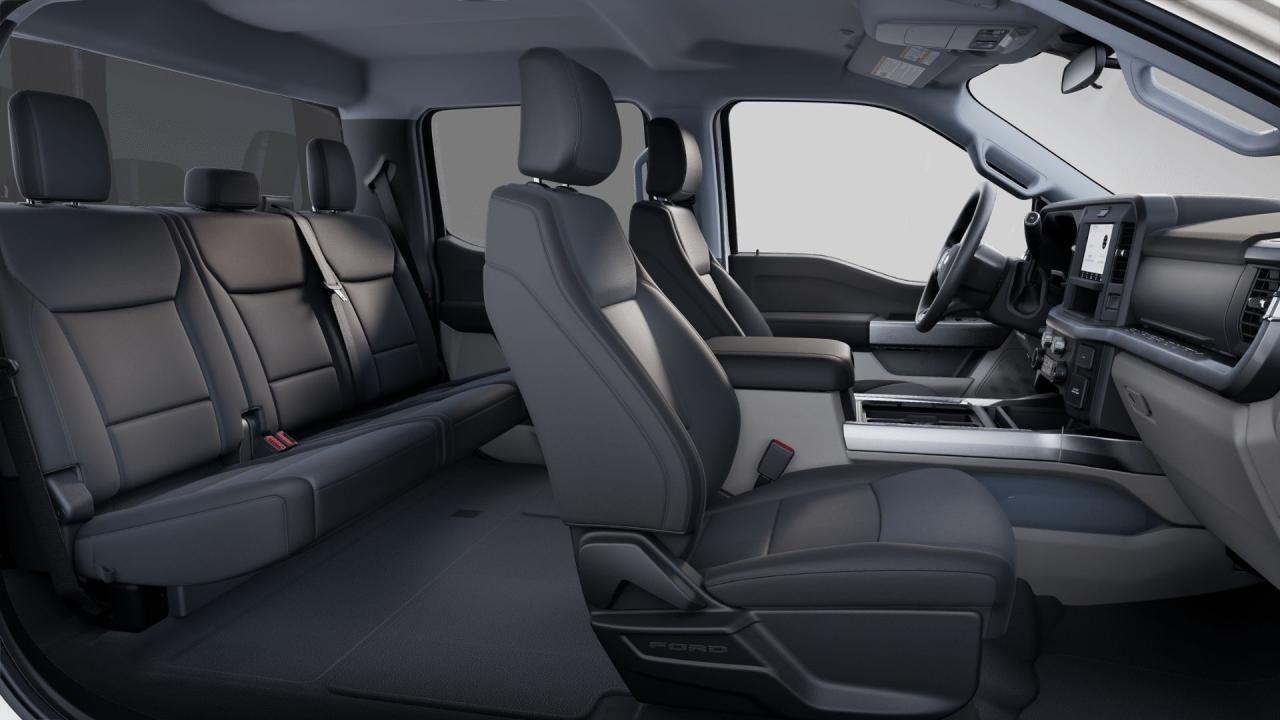 2025 Ford F-350 Super Duty DRW XLT Photo5