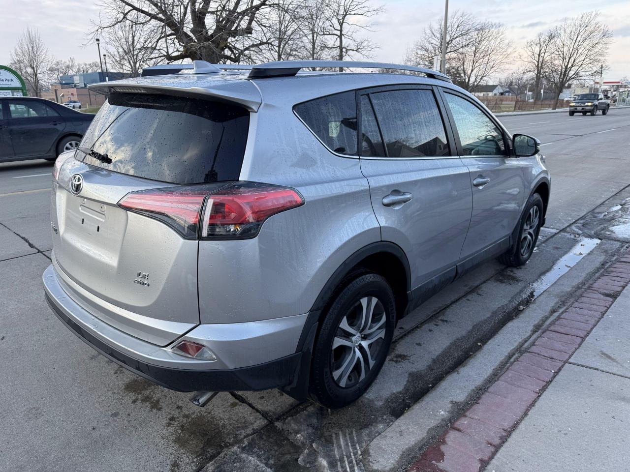 2017 Toyota RAV4 AWD 4dr LE - Photo #9