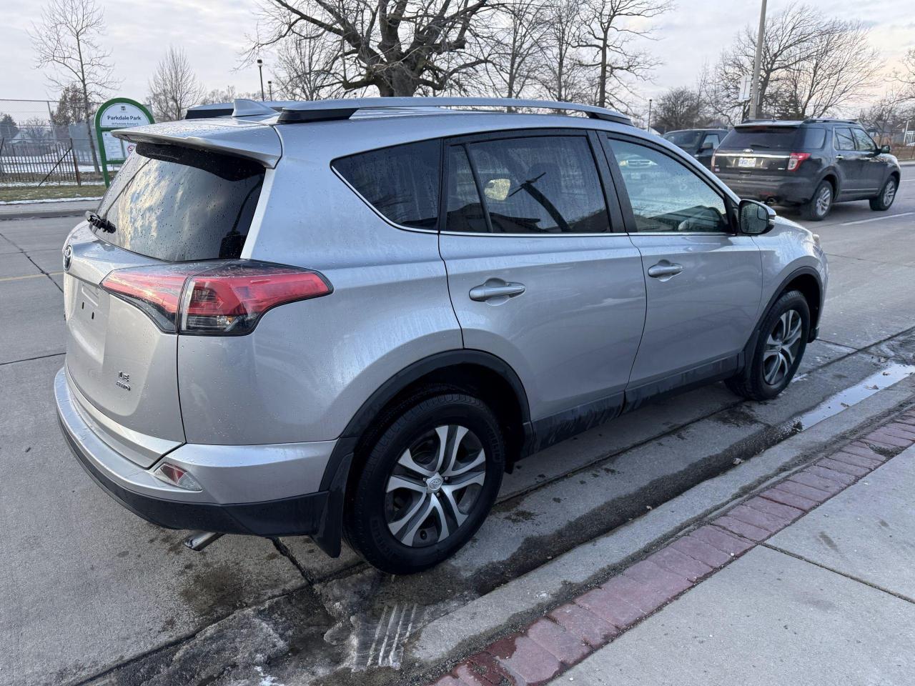 2017 Toyota RAV4 AWD 4dr LE - Photo #10