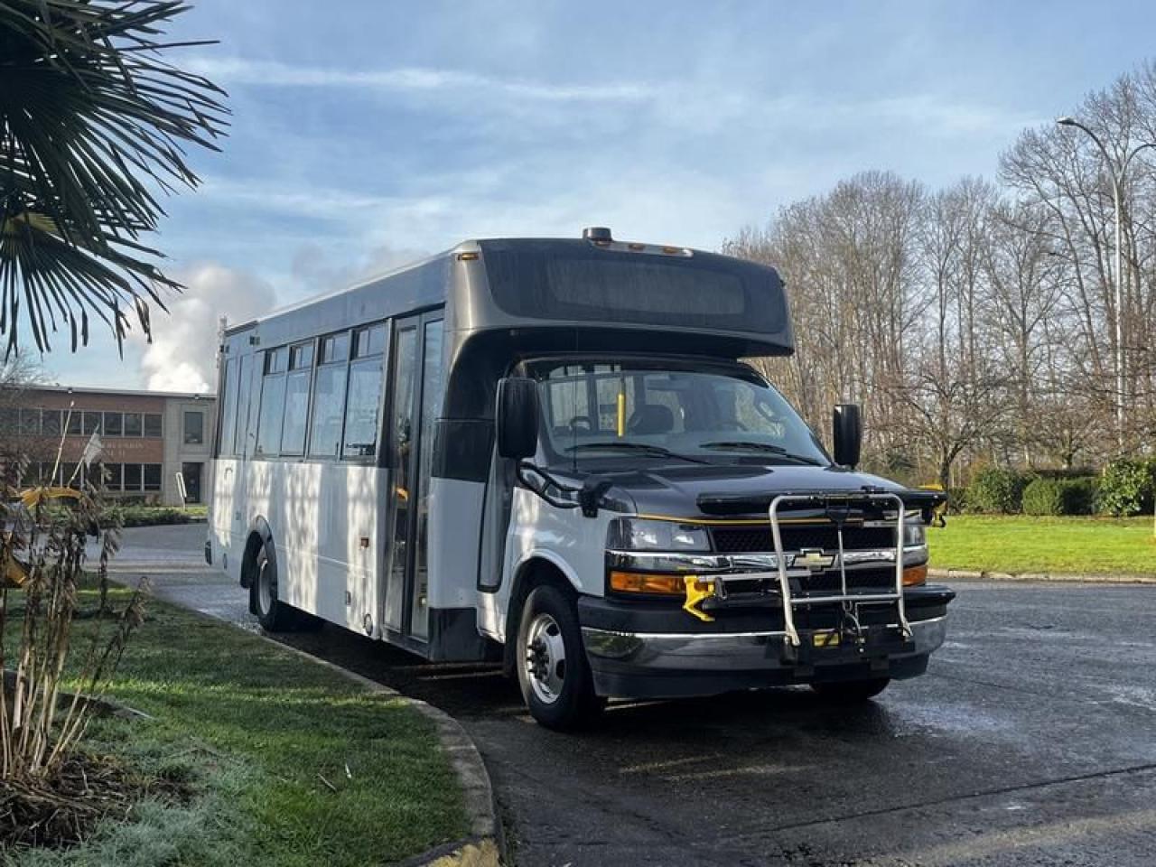 Used 2018 Chevrolet Express G4500 22 Passenger Bus With Wheelchair Ramp for sale in Burnaby, BC