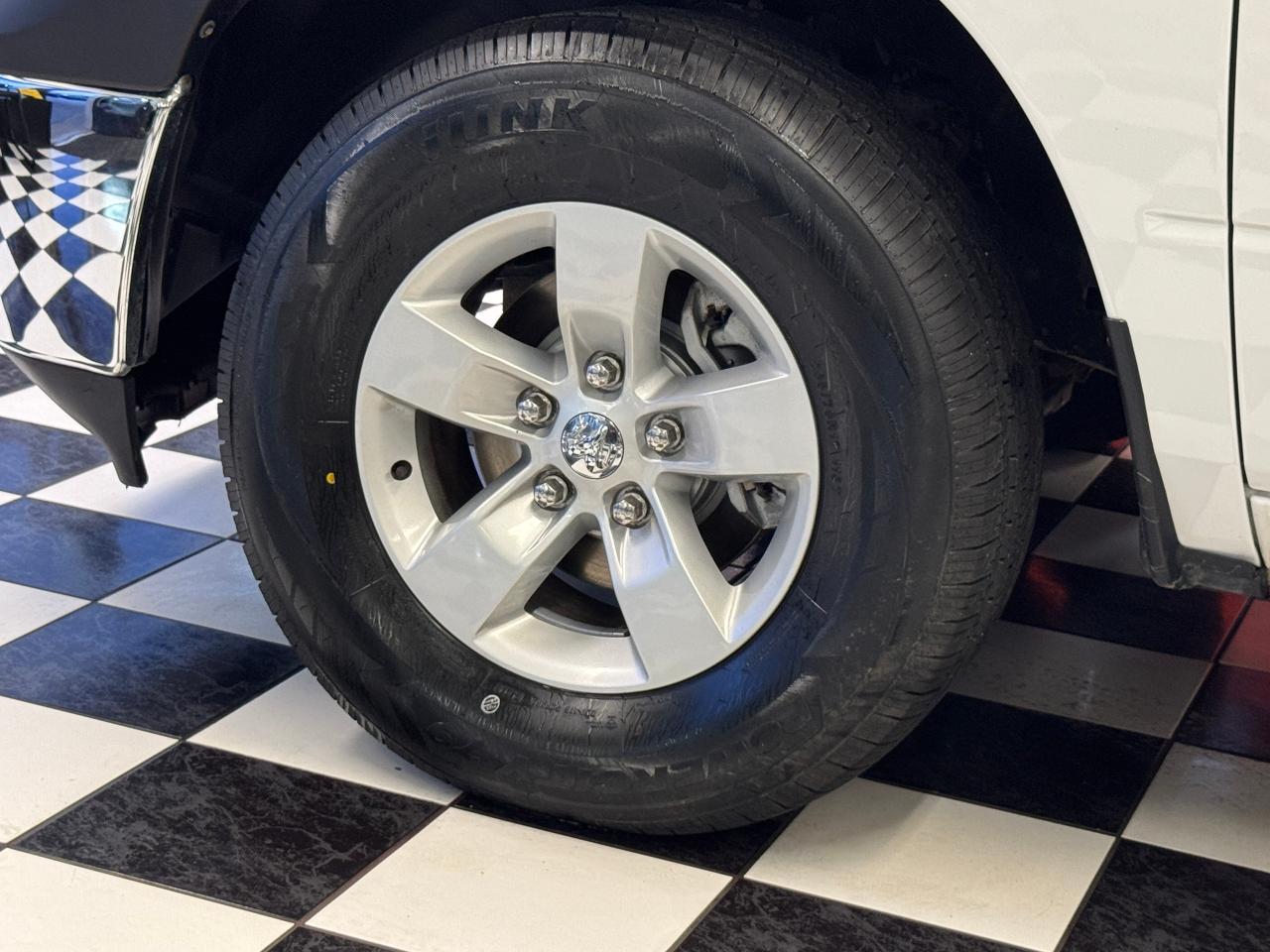 2017 RAM 1500 ST 5.7L V8 HEMI 4x4+Brand New Tires & Brakes+A/C Photo