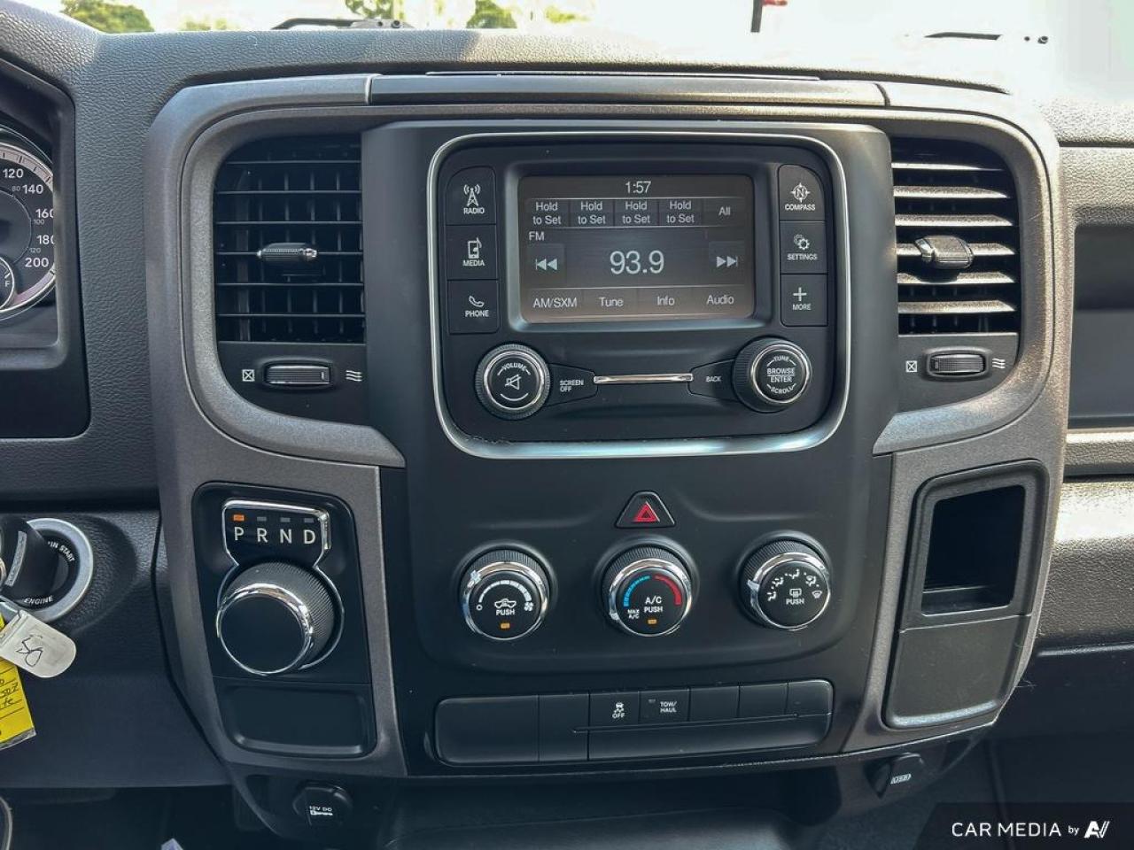 2020 RAM 1500 Classic EXPRESS / 4X2 / REG CAB / SHORT BOX / NO ACCIDENTS - Photo #12