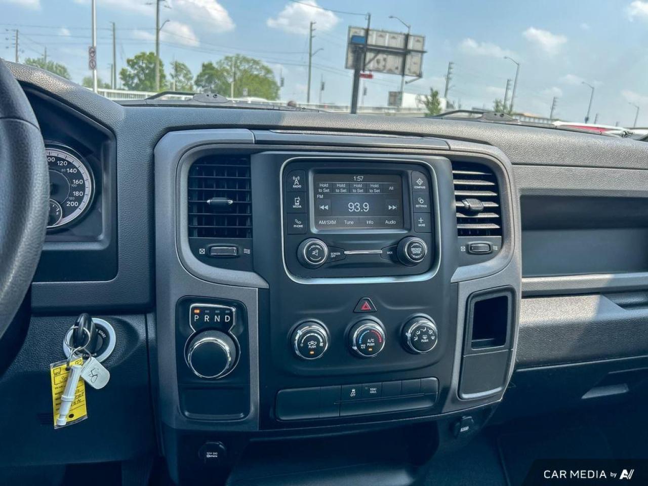 2020 RAM 1500 Classic EXPRESS / 4X2 / REG CAB / SHORT BOX / NO ACCIDENTS - Photo #16