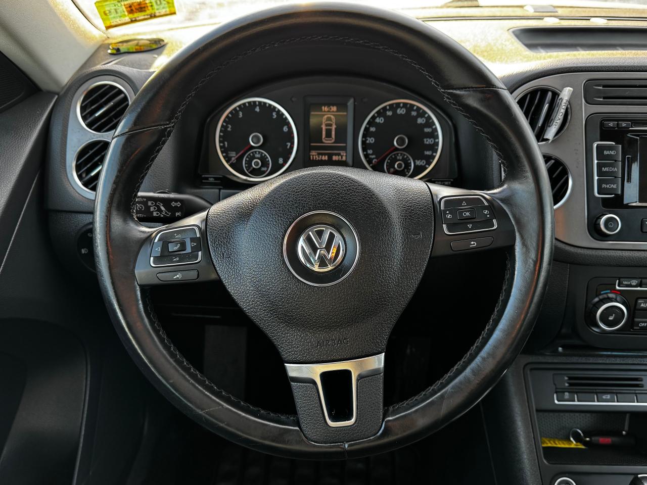 2011 Volkswagen Tiguan SEL 4MOTION **LEATHER INTERIOR** - Photo #16