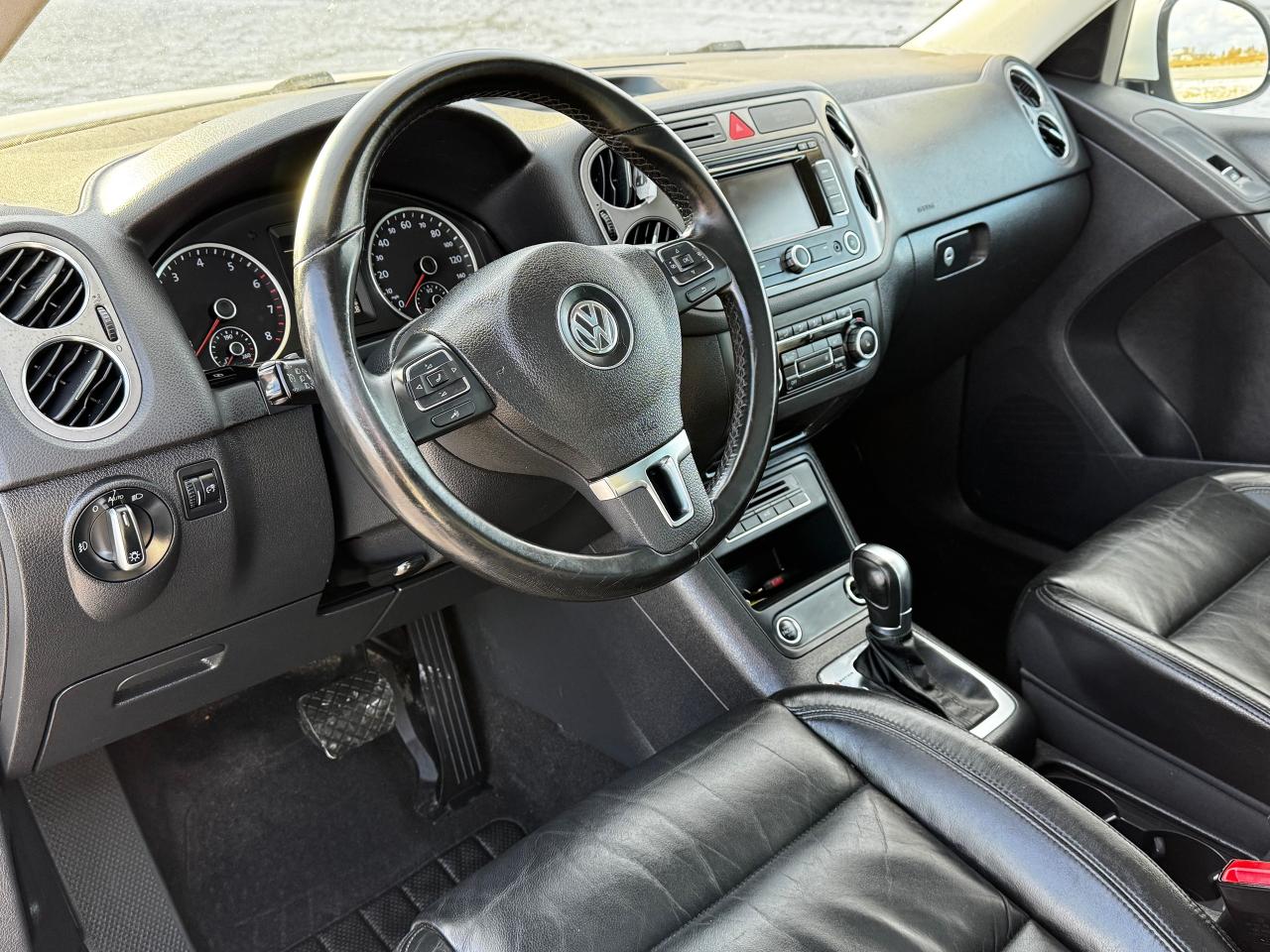 2011 Volkswagen Tiguan SEL 4MOTION **LEATHER INTERIOR** - Photo #17