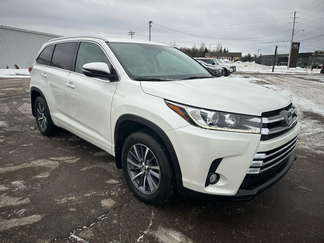 2017 Toyota Highlander XLE Photo2