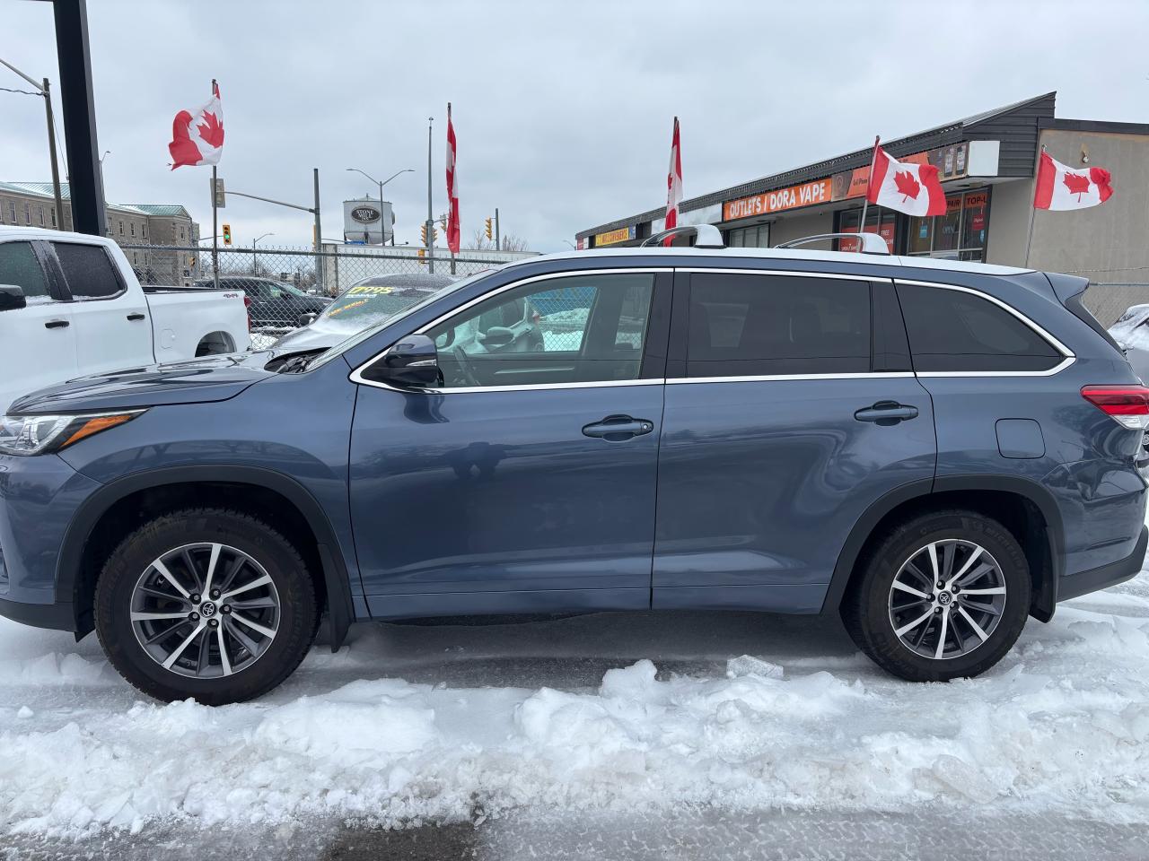 2017 Toyota Highlander XLE, AWD, Loaded, Leather, Navigation, Sunroof - Photo #4