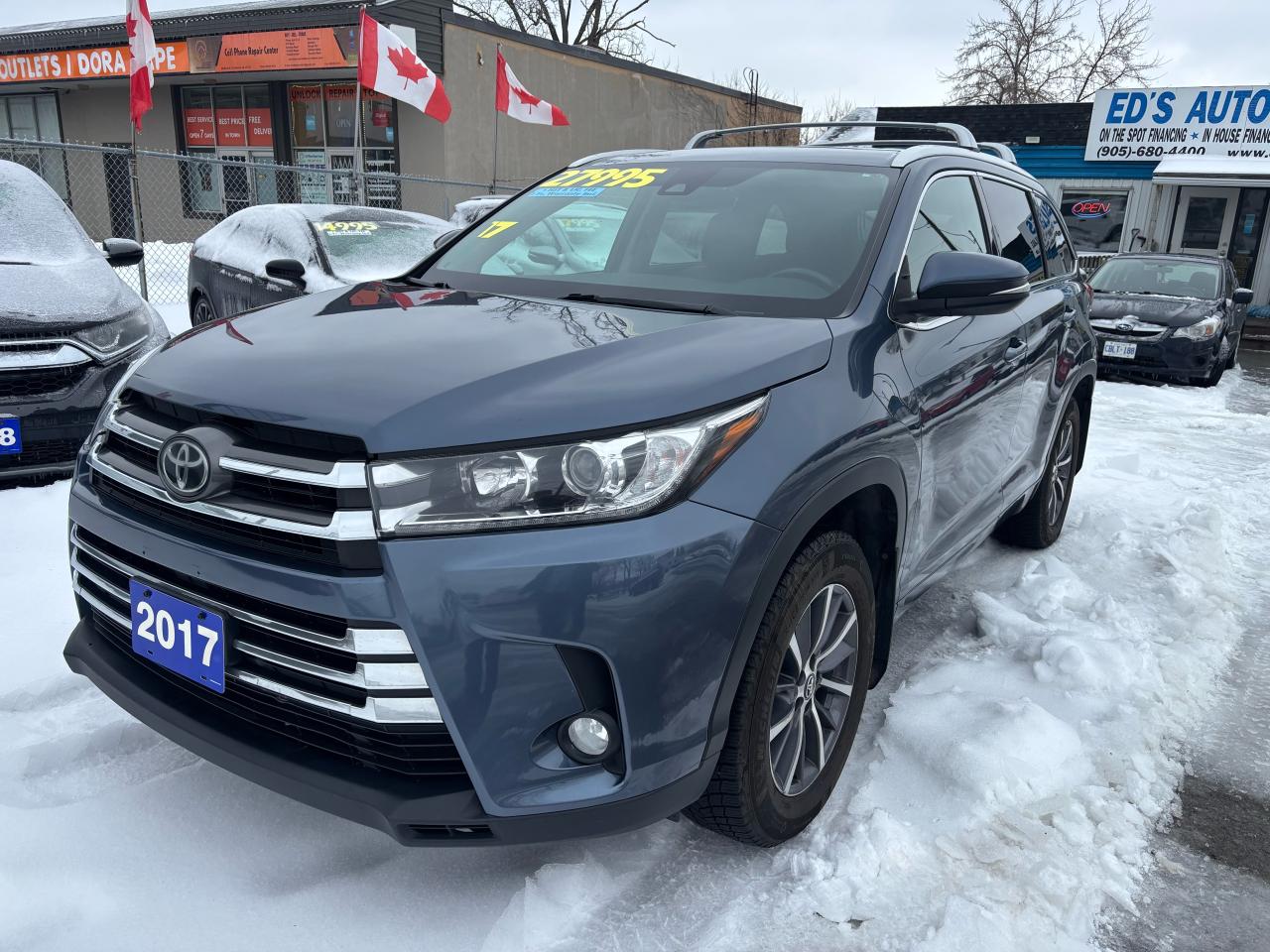 2017 Toyota Highlander XLE, AWD, Loaded, Leather, Navigation, Sunroof - Photo #3