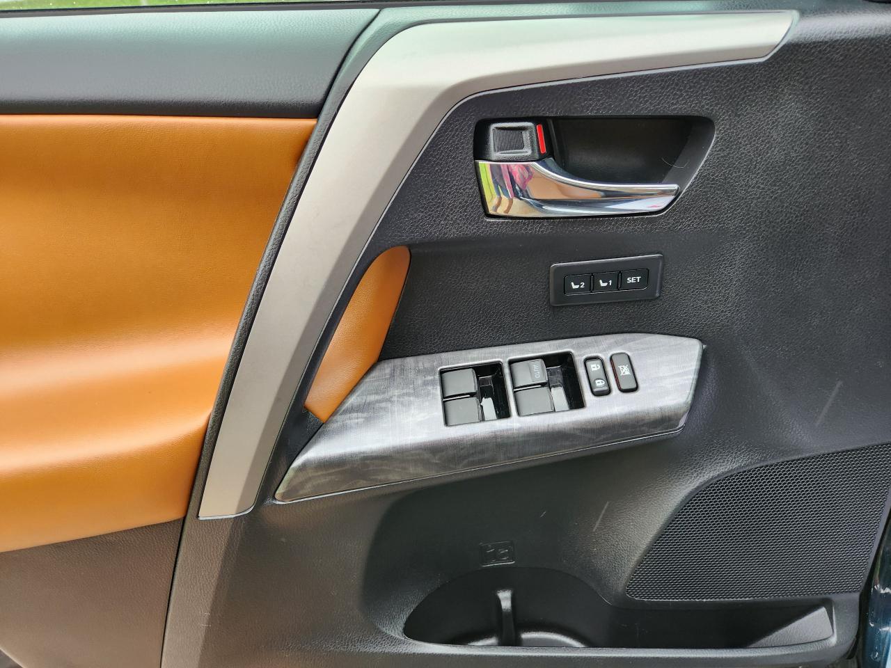 2017 Toyota RAV4 PLATINUM Photo3
