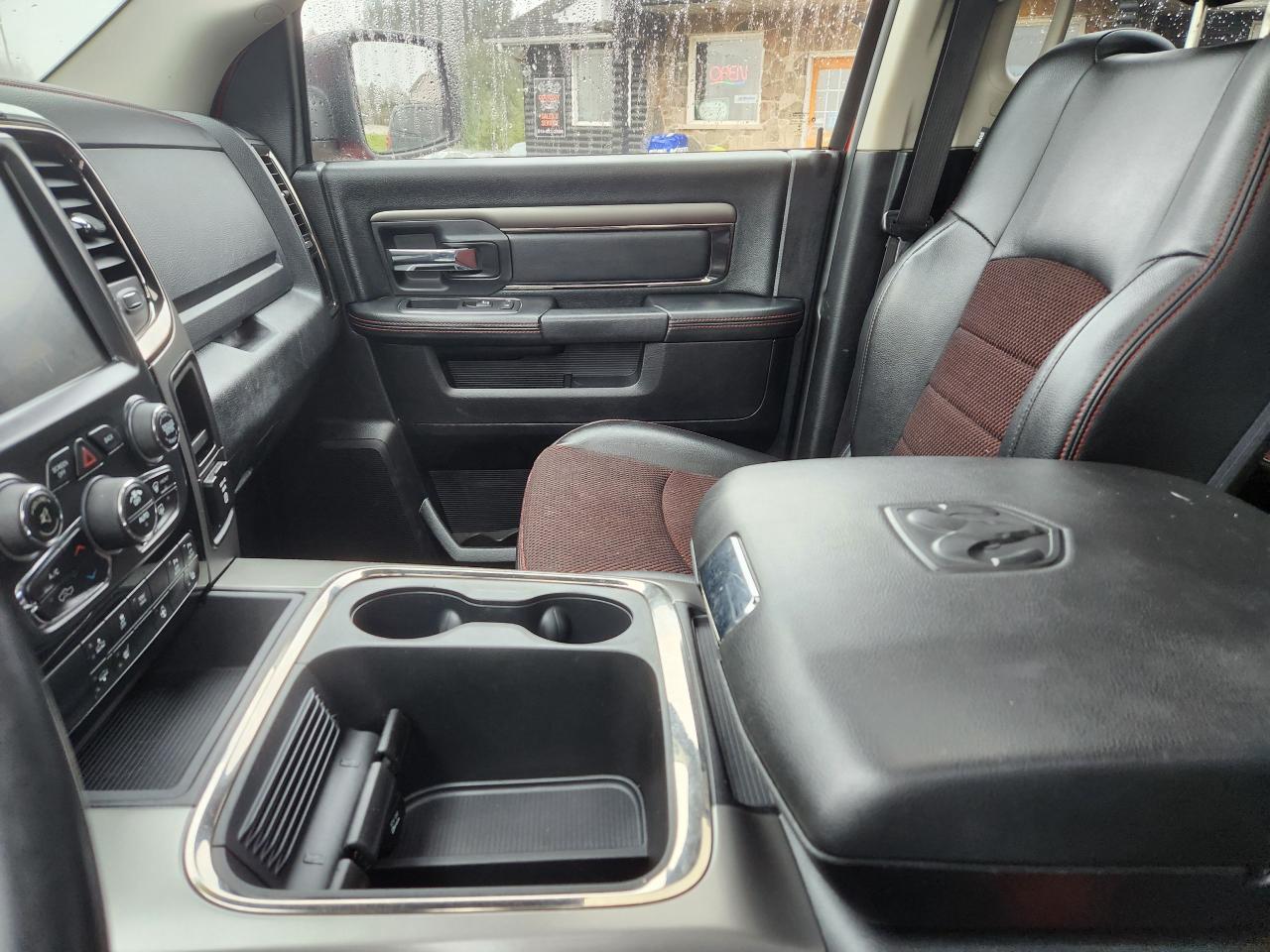 2016 RAM 1500 SPORT Photo4