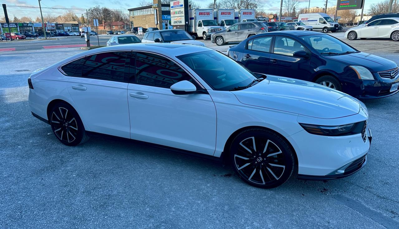 2024 Honda Accord Touring eCVT Photo4
