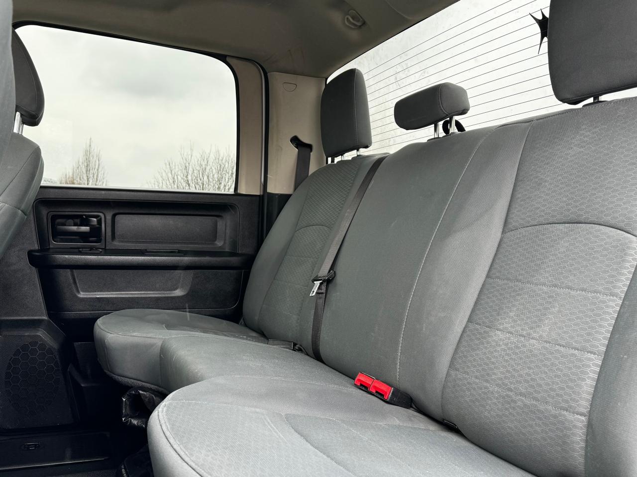 2018 RAM 2500 ST 4x4 Crew Cab 8' Box **HARD TRI-FOLD BED COVER** - Photo #24