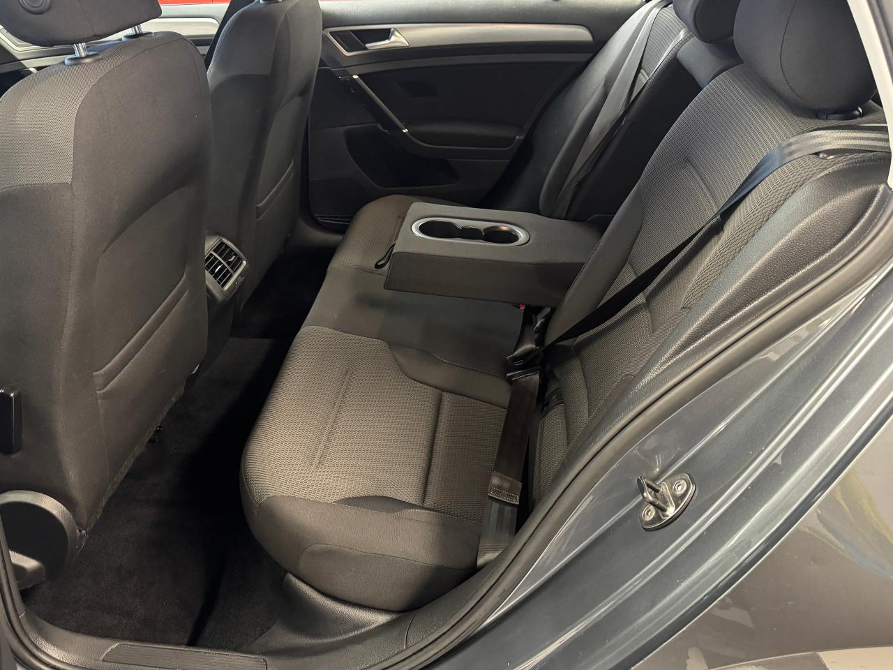 2017 Volkswagen Golf Trendline+Camera+Heated Seats+A/C+CLEAN CARFAX Photo24