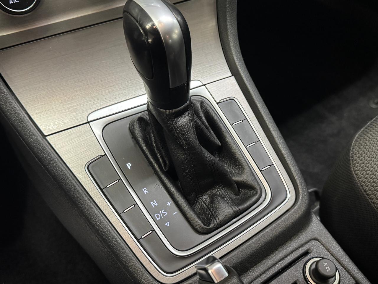 2017 Volkswagen Golf Trendline+Camera+Heated Seats+A/C+CLEAN CARFAX - Photo #33