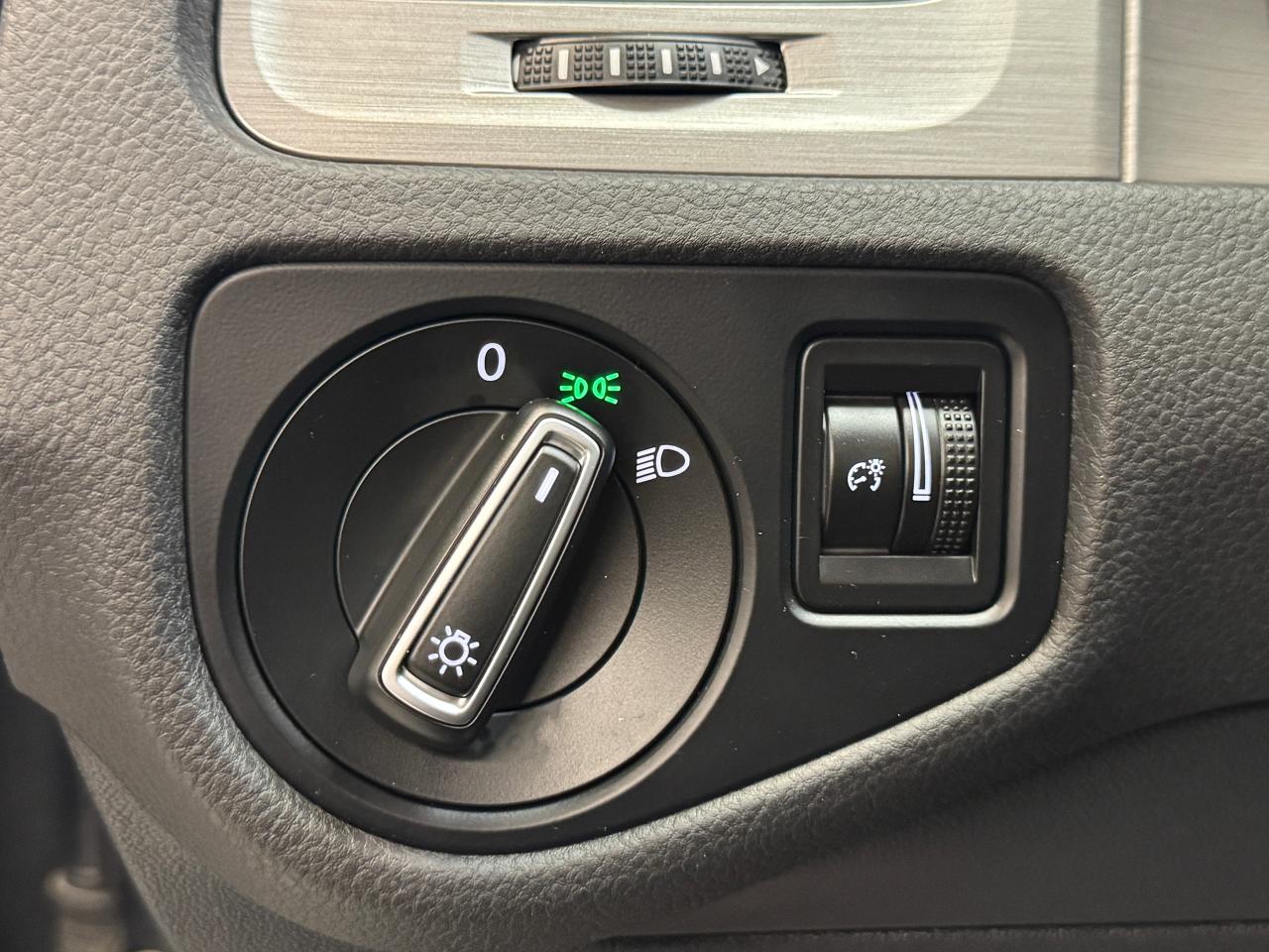 2017 Volkswagen Golf Trendline+Camera+Heated Seats+A/C+CLEAN CARFAX - Photo #44