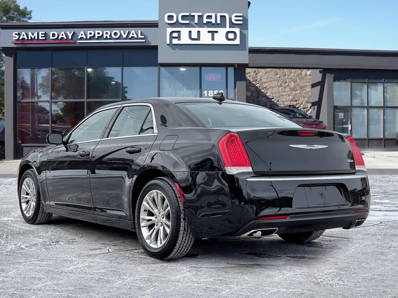 2019 Chrysler 300 Touring  - Photo #4
