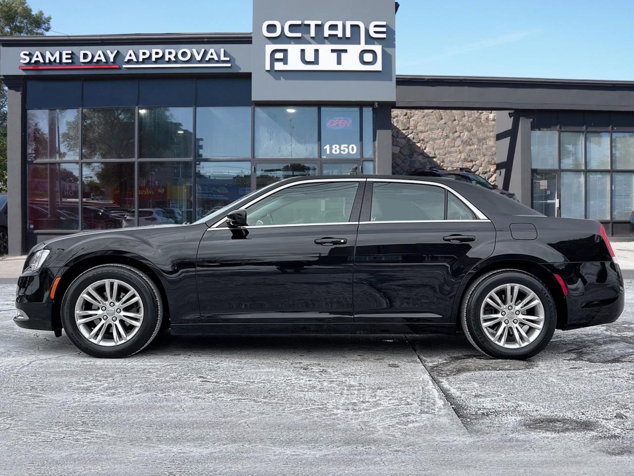 2019 Chrysler 300 Touring  Photo2