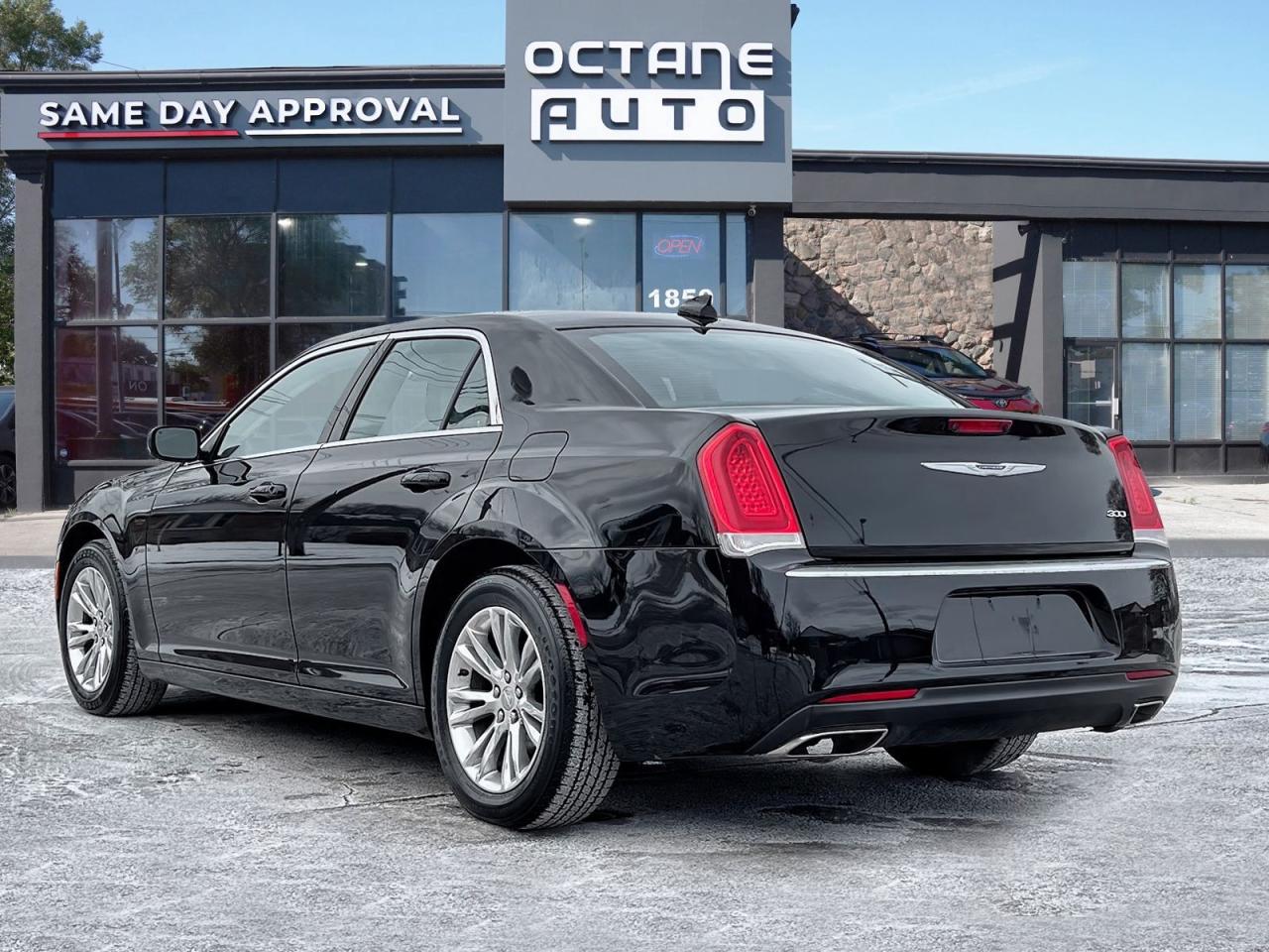 2019 Chrysler 300 Touring  - Photo #4