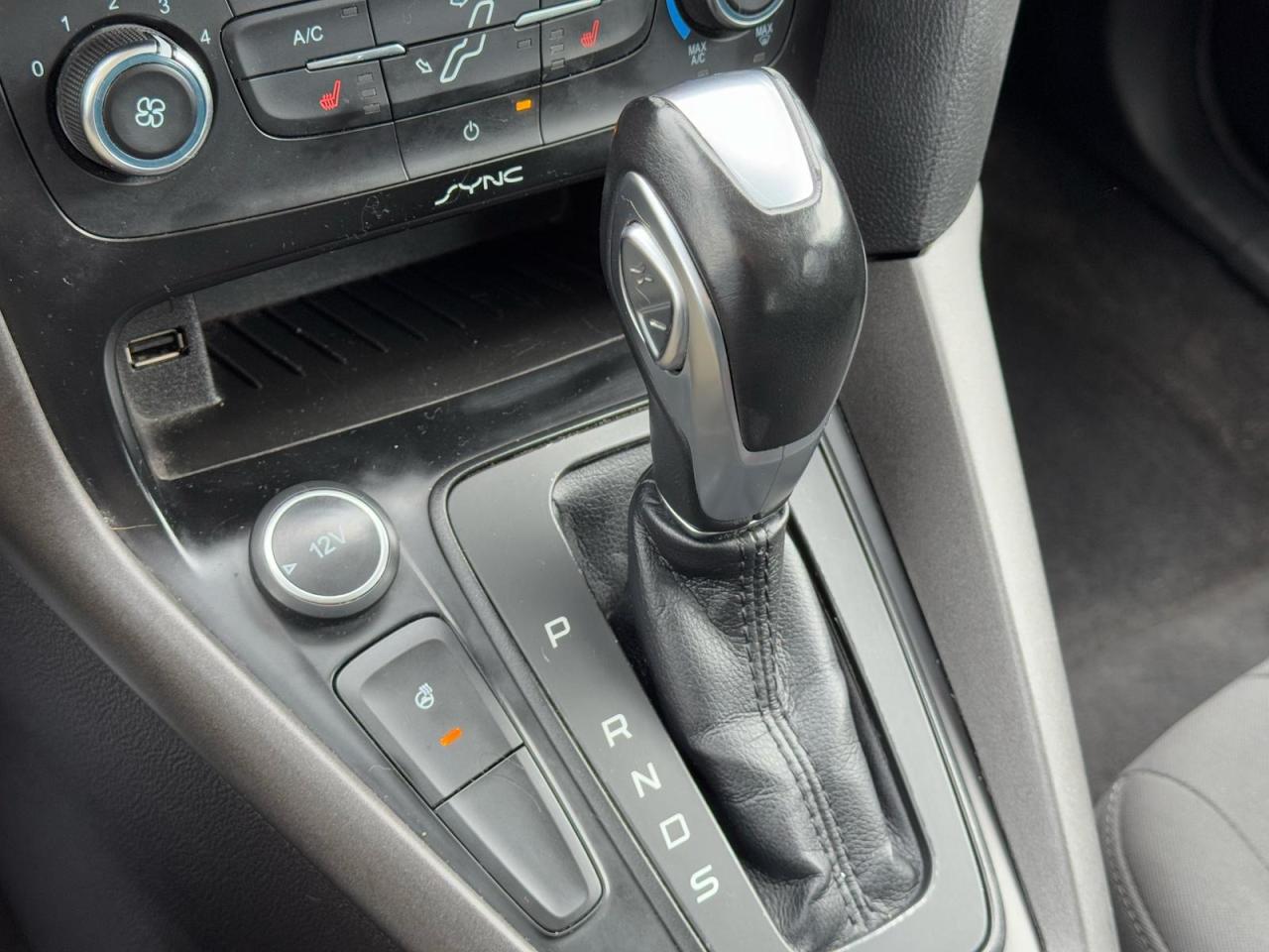 2015 Ford Focus SE HATCHBACK | CLEAN CARFAX | HTD STEERING | Photo11