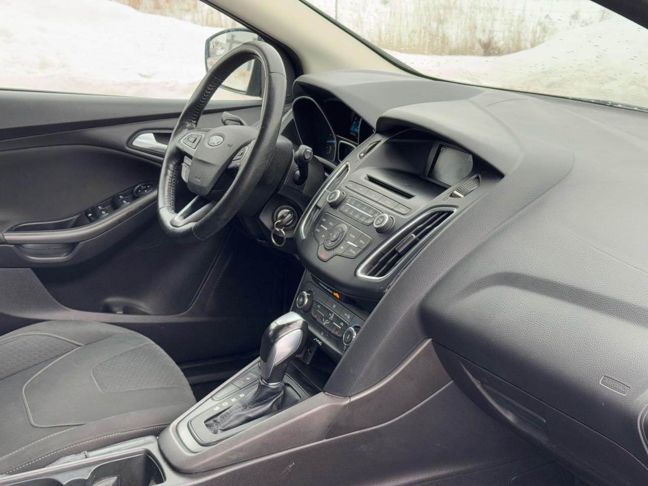 2015 Ford Focus SE HATCHBACK | CLEAN CARFAX | HTD STEERING | Photo6
