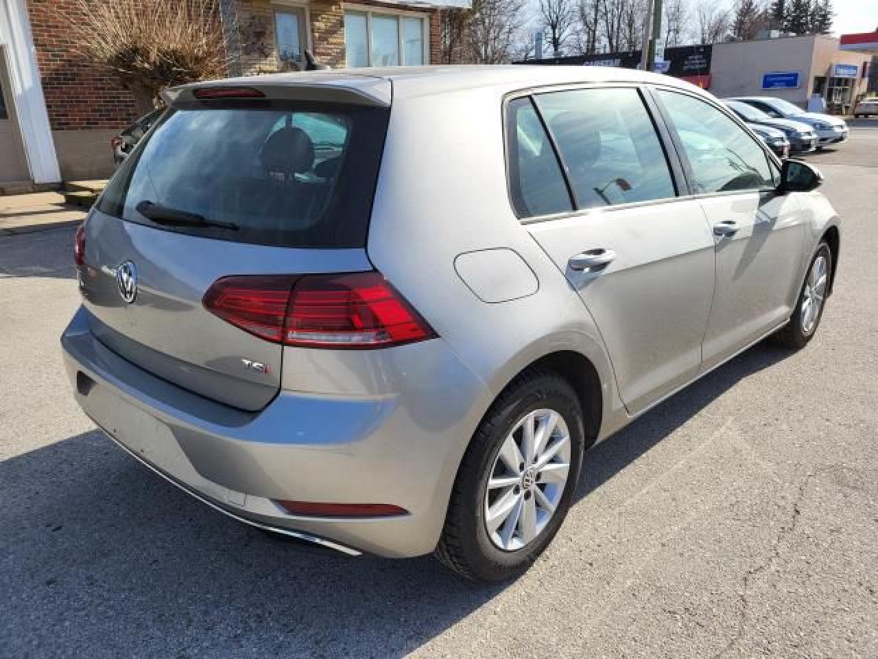 2018 Volkswagen Golf TRENDLINE Photo3