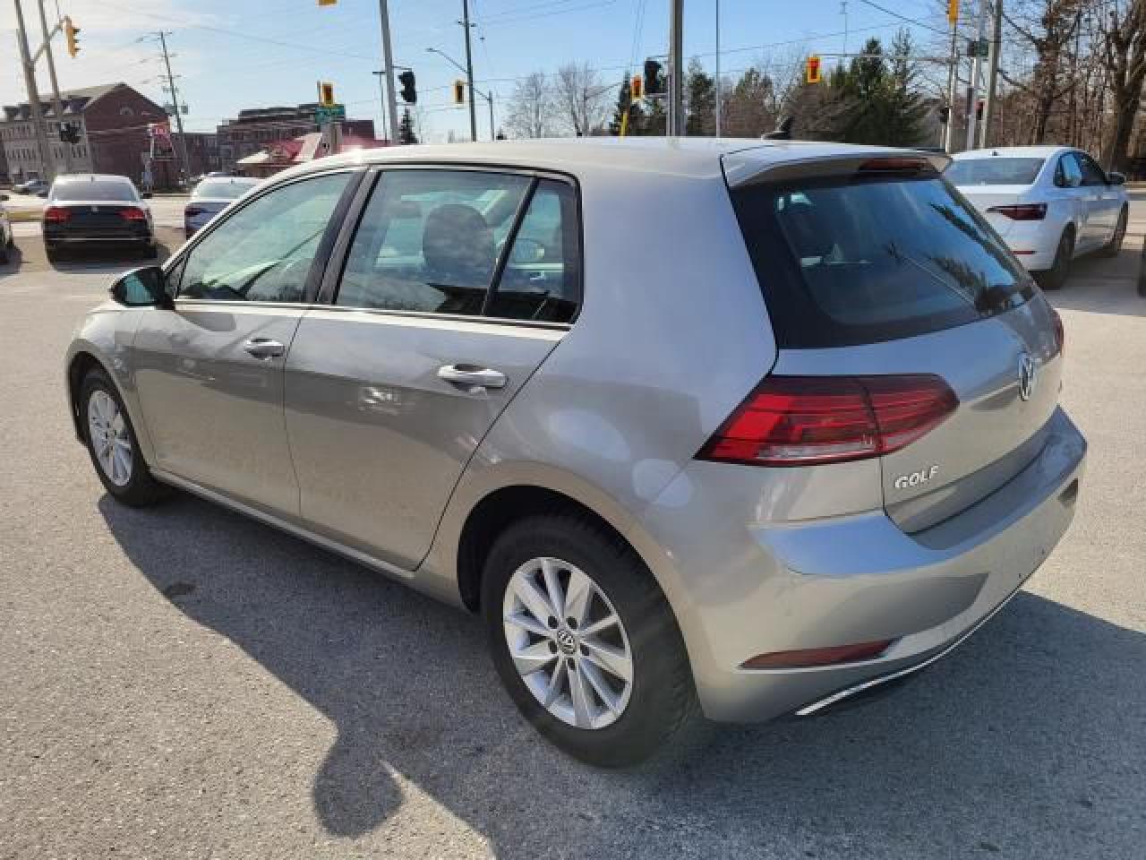 2018 Volkswagen Golf TRENDLINE Photo5
