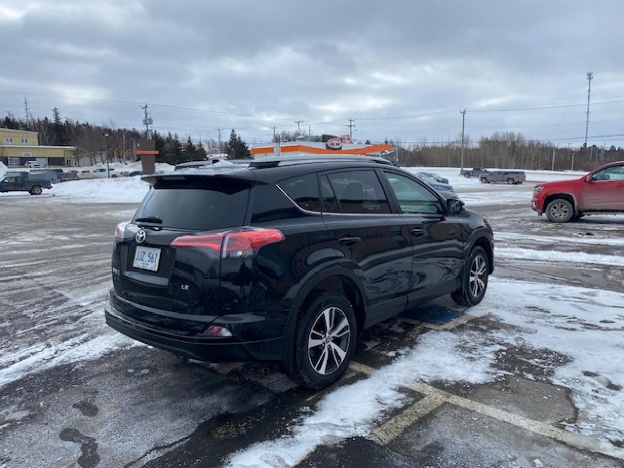 2018 Toyota RAV4 LE - Photo #4